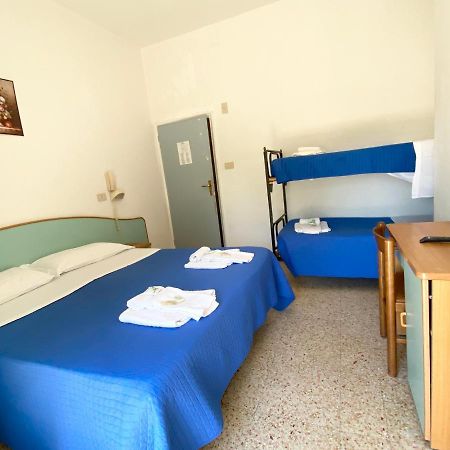 Hotel Luna Rossa Римини Екстериор снимка