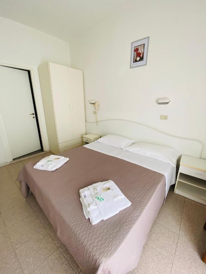 Hotel Luna Rossa Римини Екстериор снимка