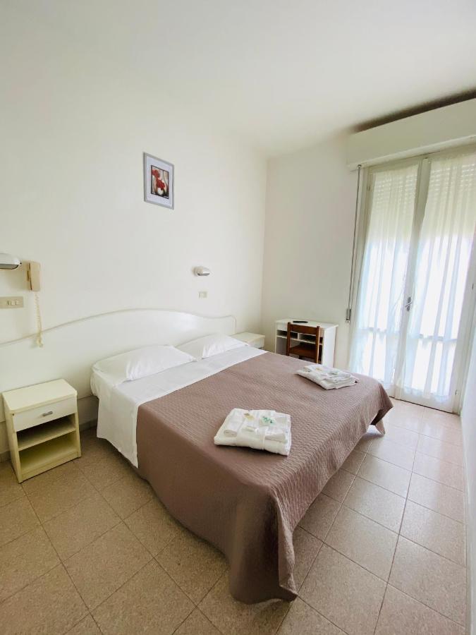 Hotel Luna Rossa Римини Екстериор снимка