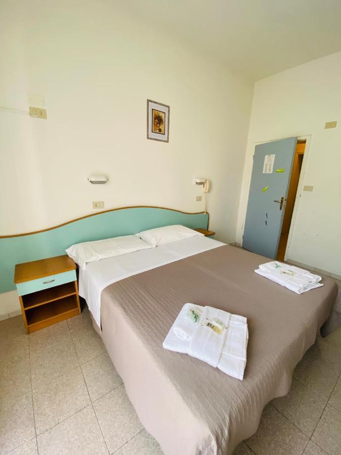 Hotel Luna Rossa Римини Екстериор снимка