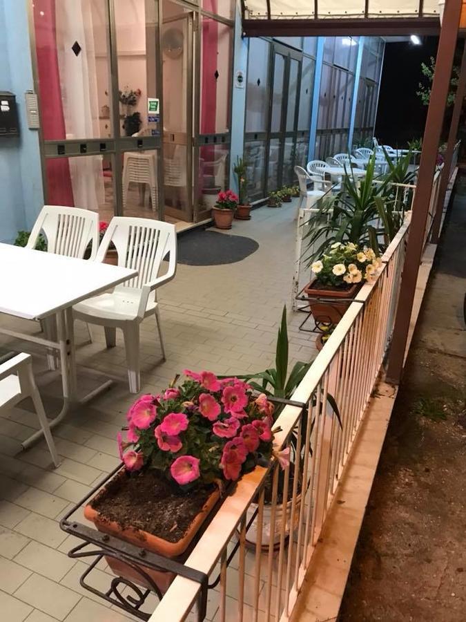 Hotel Luna Rossa Римини Екстериор снимка